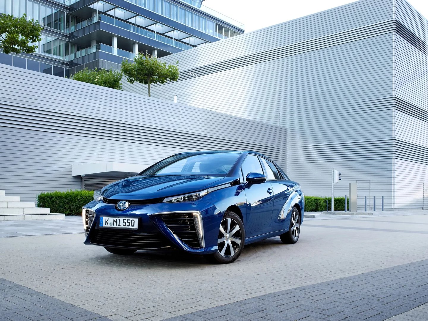 Toyota_Mirai_1_generation__Sedan__1.jpg