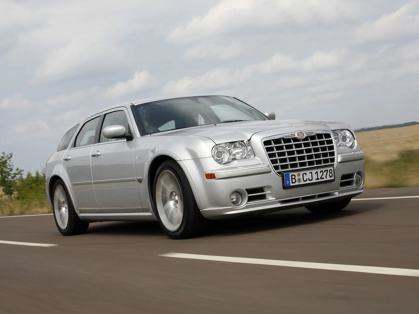 Chrysler_300C_1_generation_restyling_1__Estate_5-door__7.jpg