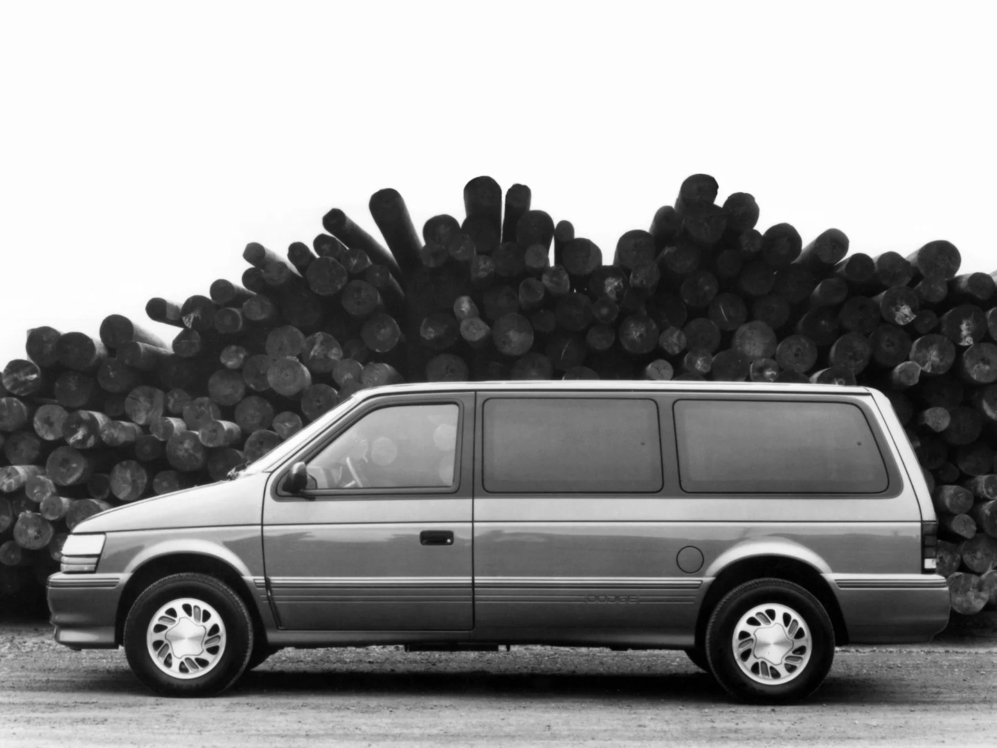 Dodge_Caravan_2_generation__Minivan__6.jpg
