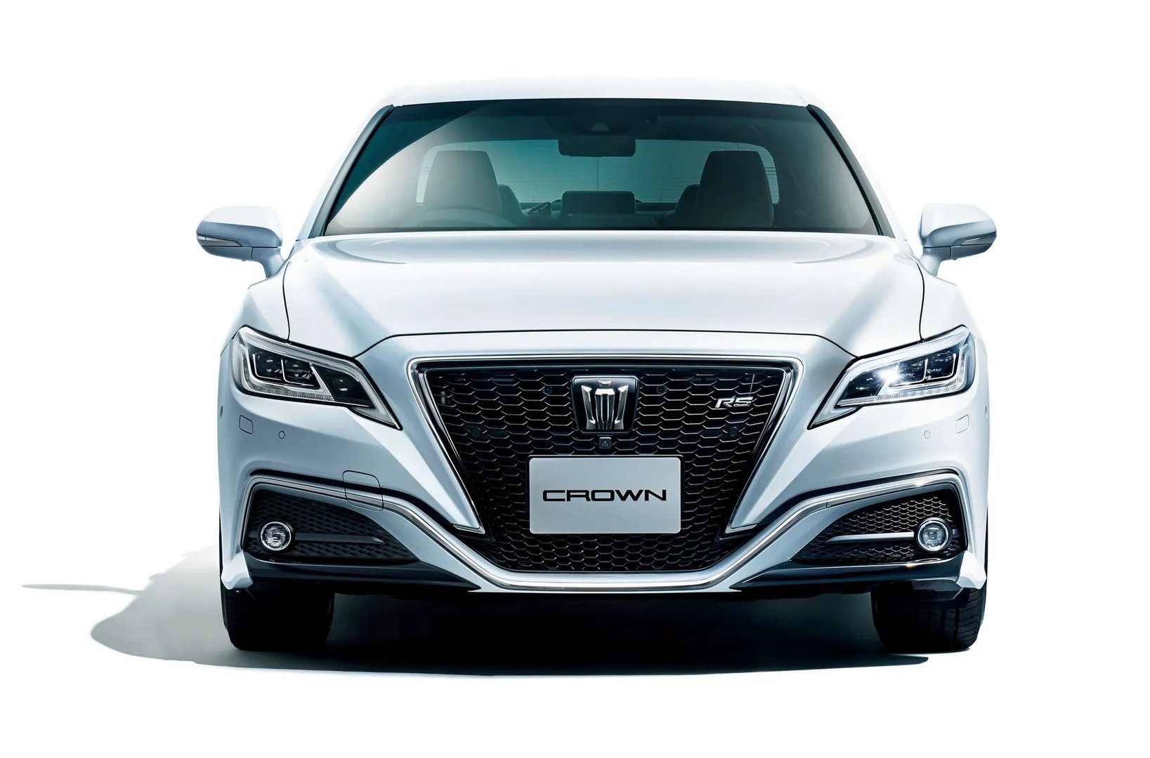 Toyota_Crown_15_generation__Sedan__2.jpg