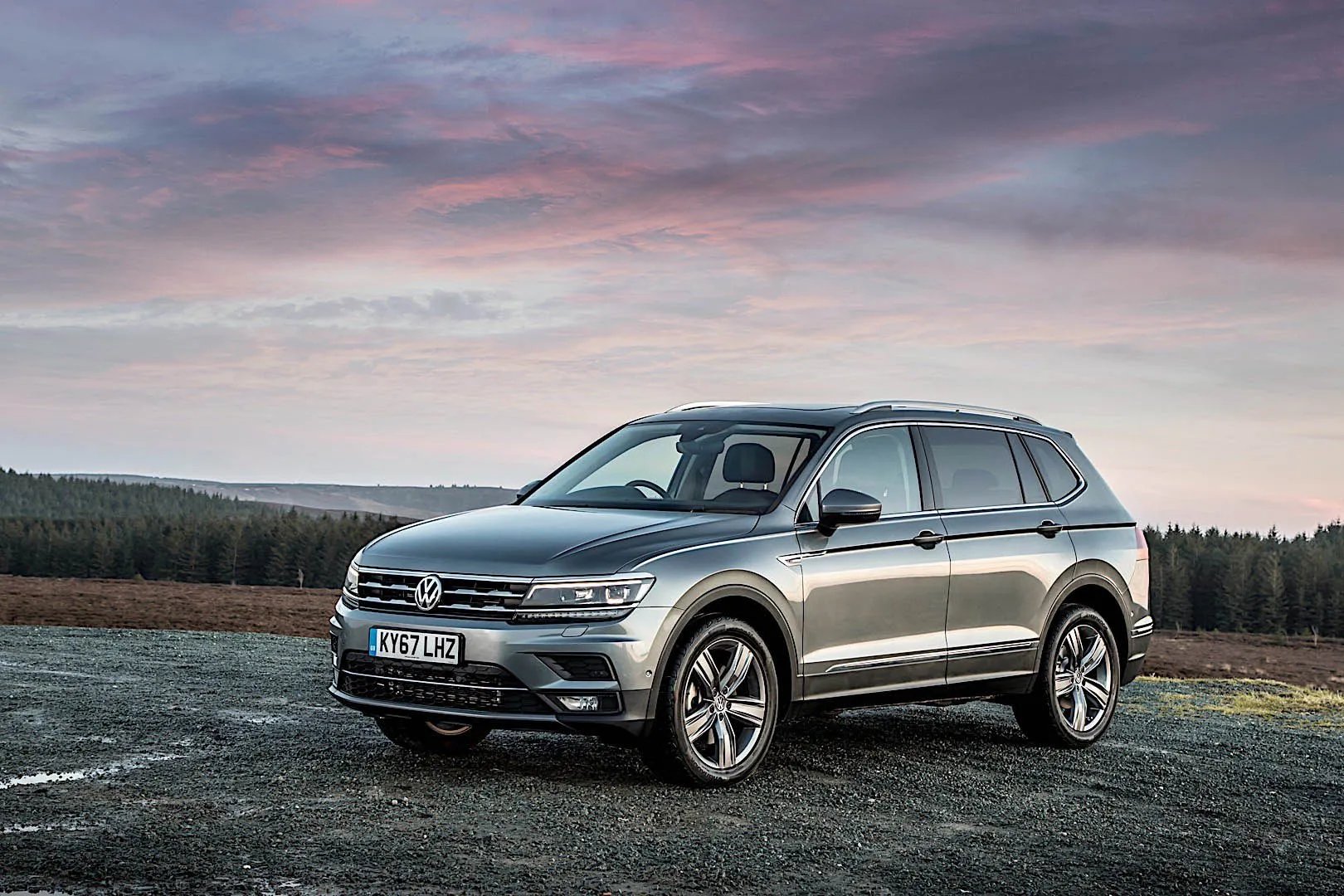 Volkswagen_Tiguan_2_generation__SUV_5-doors__main.jpg