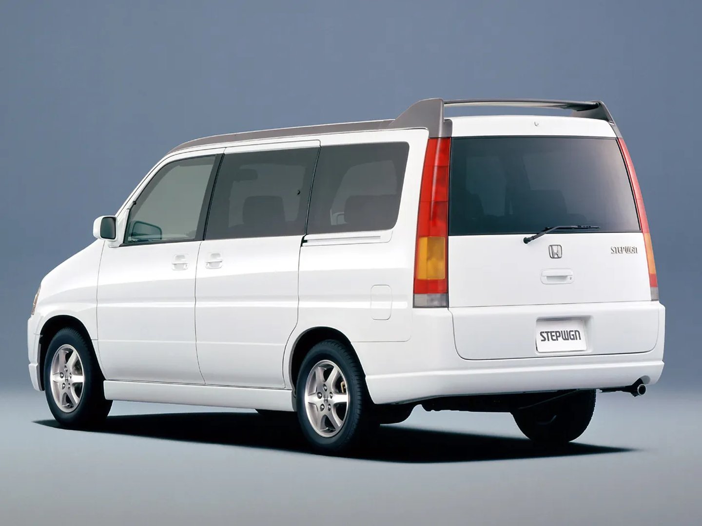 Honda_Stepwgn_1_generation_restyling__Minivan__1.jpg