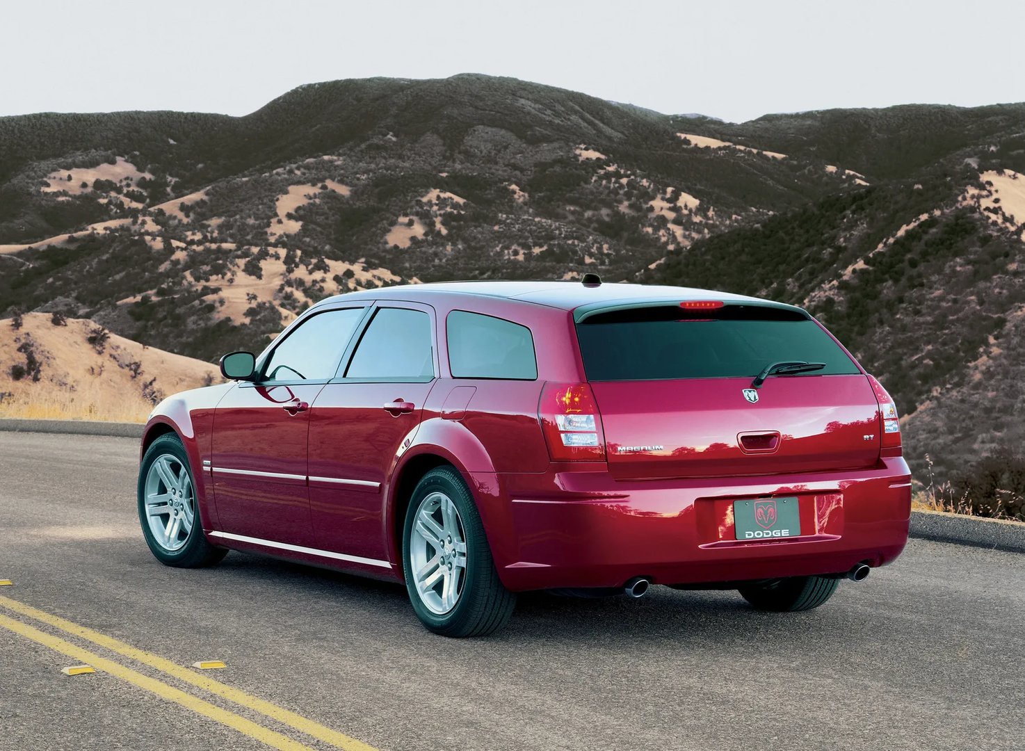 Dodge_Magnum_1_generation__Estate_5-door__5.jpg