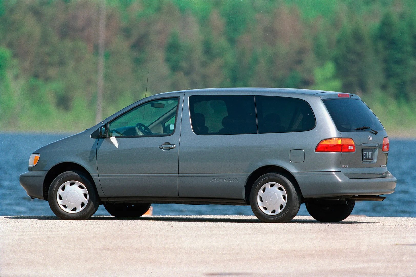 Toyota_Sienna_1_generation__Minivan__8.jpg