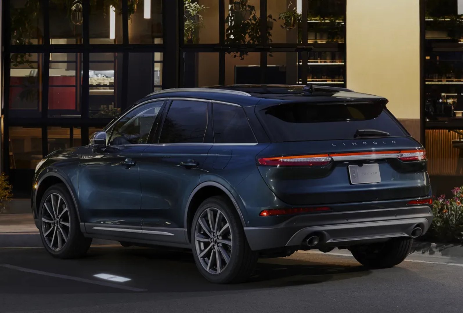 Lincoln_Corsair_1_generation__SUV_5-doors__12.jpg