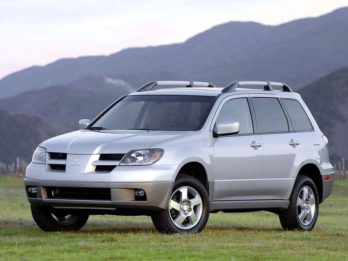 Mitsubishi_Outlander_1_generation__SUV_5-doors__8.jpg