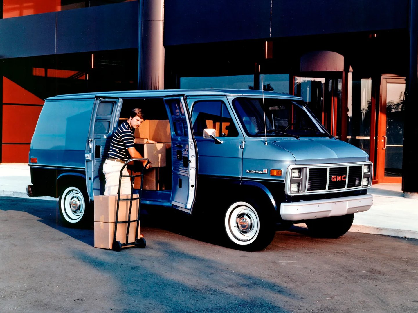GMC_Vandura_1_generation__Minivan__3.jpg