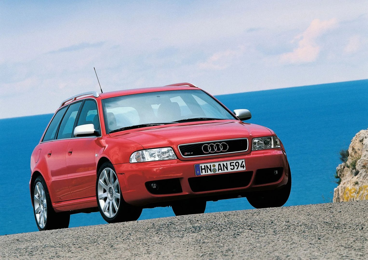 Audi_RS4_1_generation__Estate_5-door__3.jpg