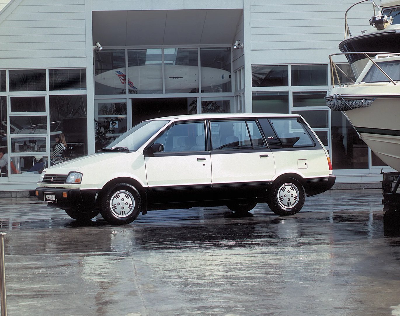 Mitsubishi_Space_Wagon_1_generation__Compact_Van__3.jpg
