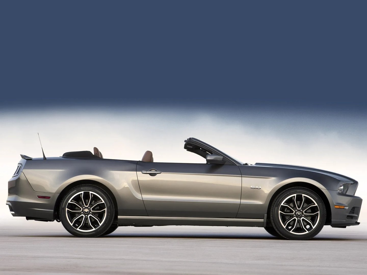 Ford_Mustang_5_generation_restyling__Cabrio__4.jpg