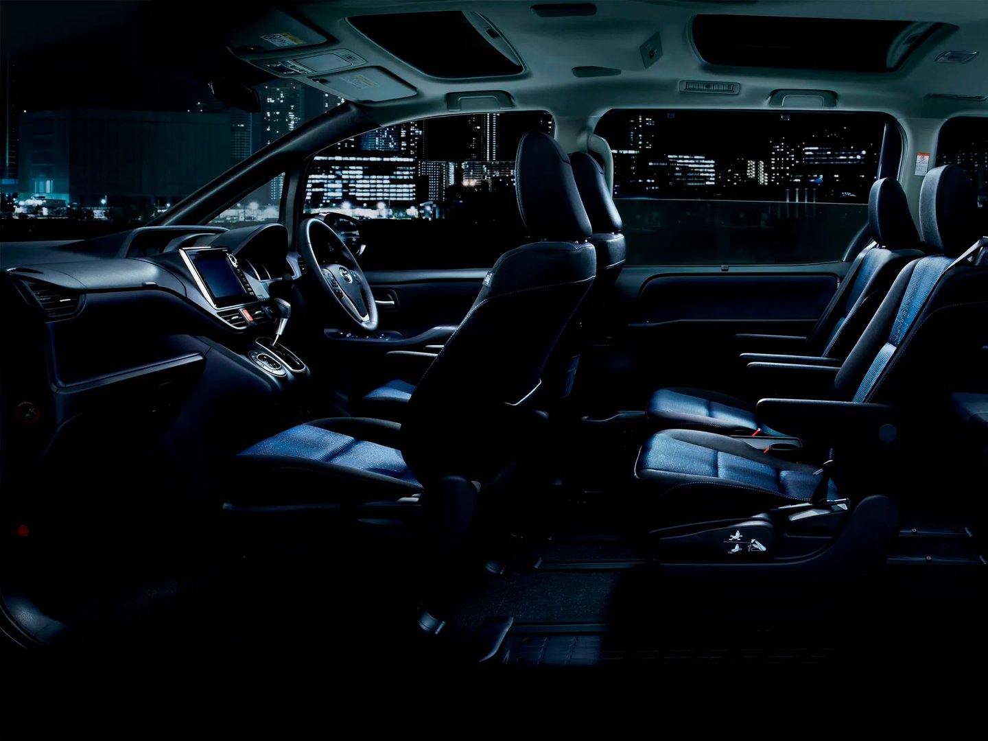 Toyota_Voxy_3_generation__Minivan__9.jpg