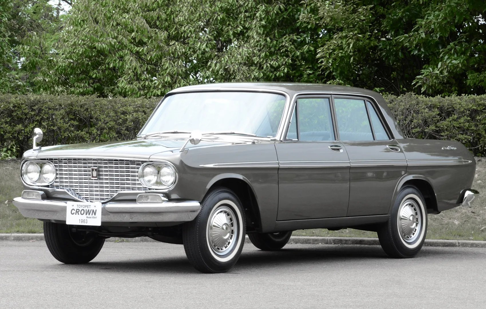 Toyota_Crown_2_generation__Sedan__1.jpg