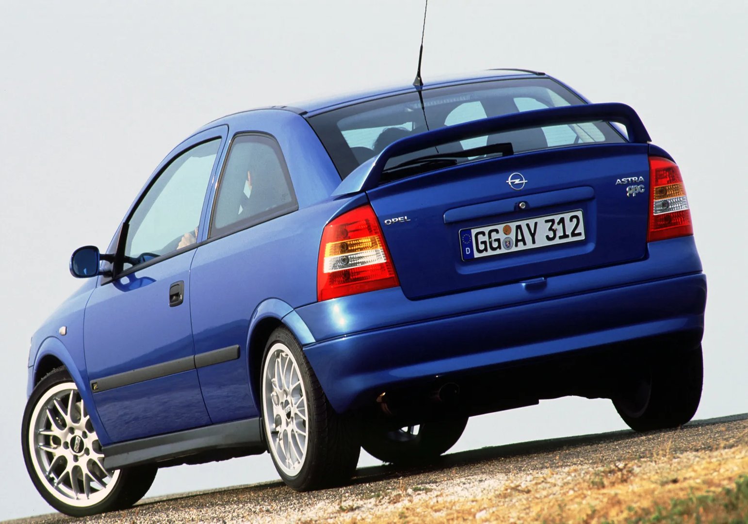Opel_Astra_OPC_1_generation__Hatchback_3-door__2.jpg