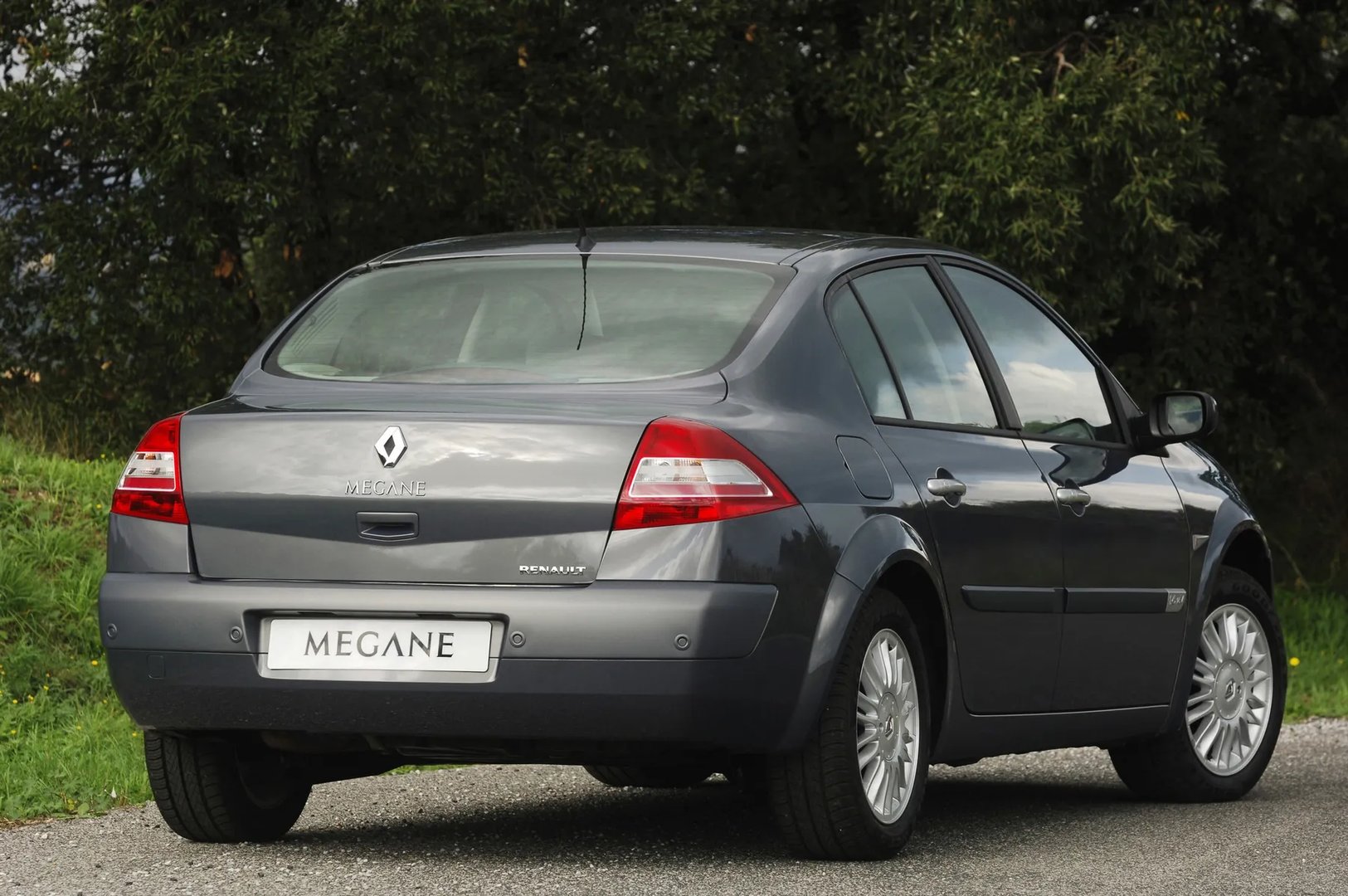 Renault_Megane_2_generation_restyling__Sedan__3.jpg