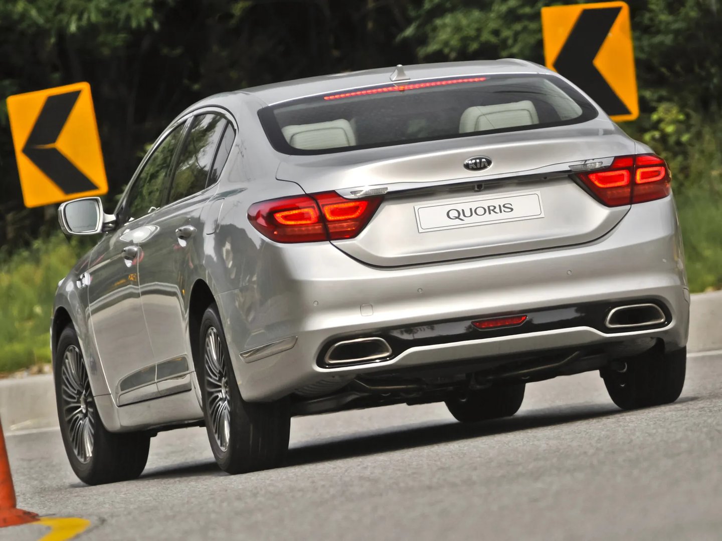 Kia_Quoris_1_generation_restyling__Sedan__4.jpg