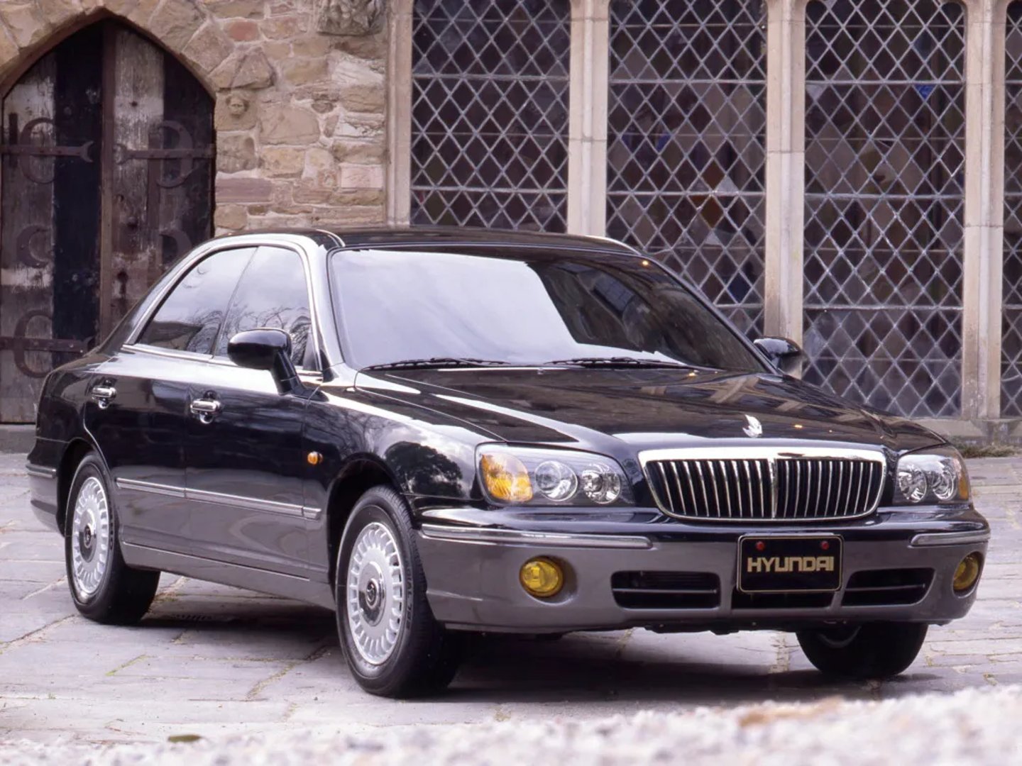 Hyundai_Grandeur_3_generation__Sedan__2.jpg