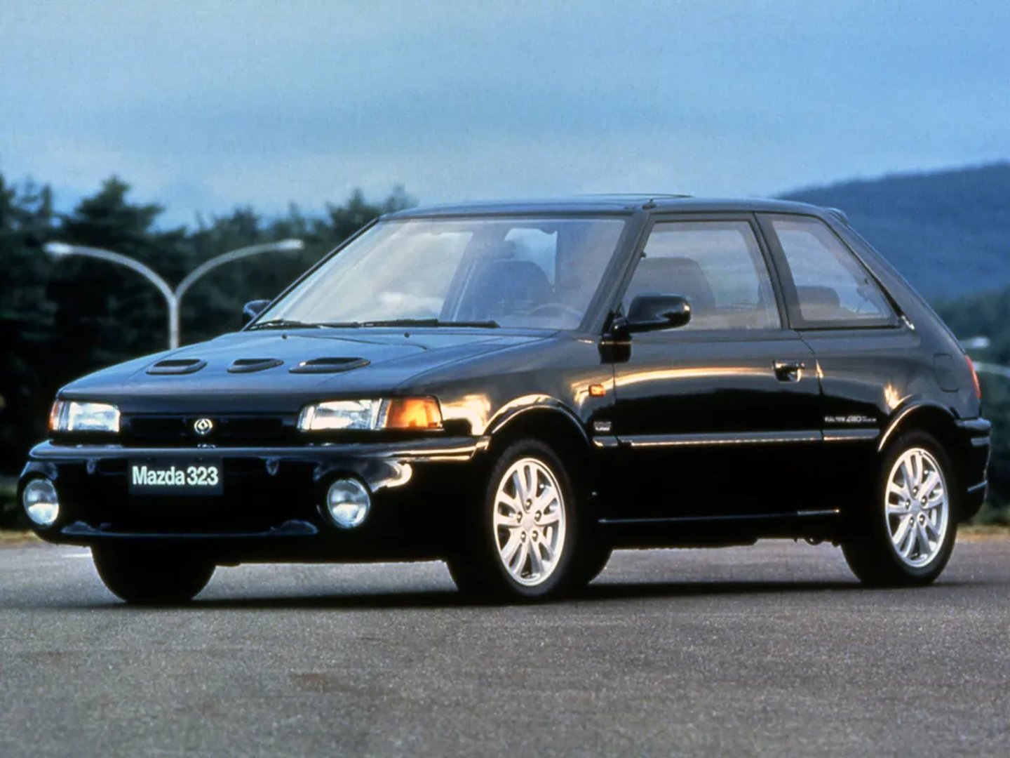 Mazda_323_Lantis_4_generation__Hatchback_3-door__3.jpg