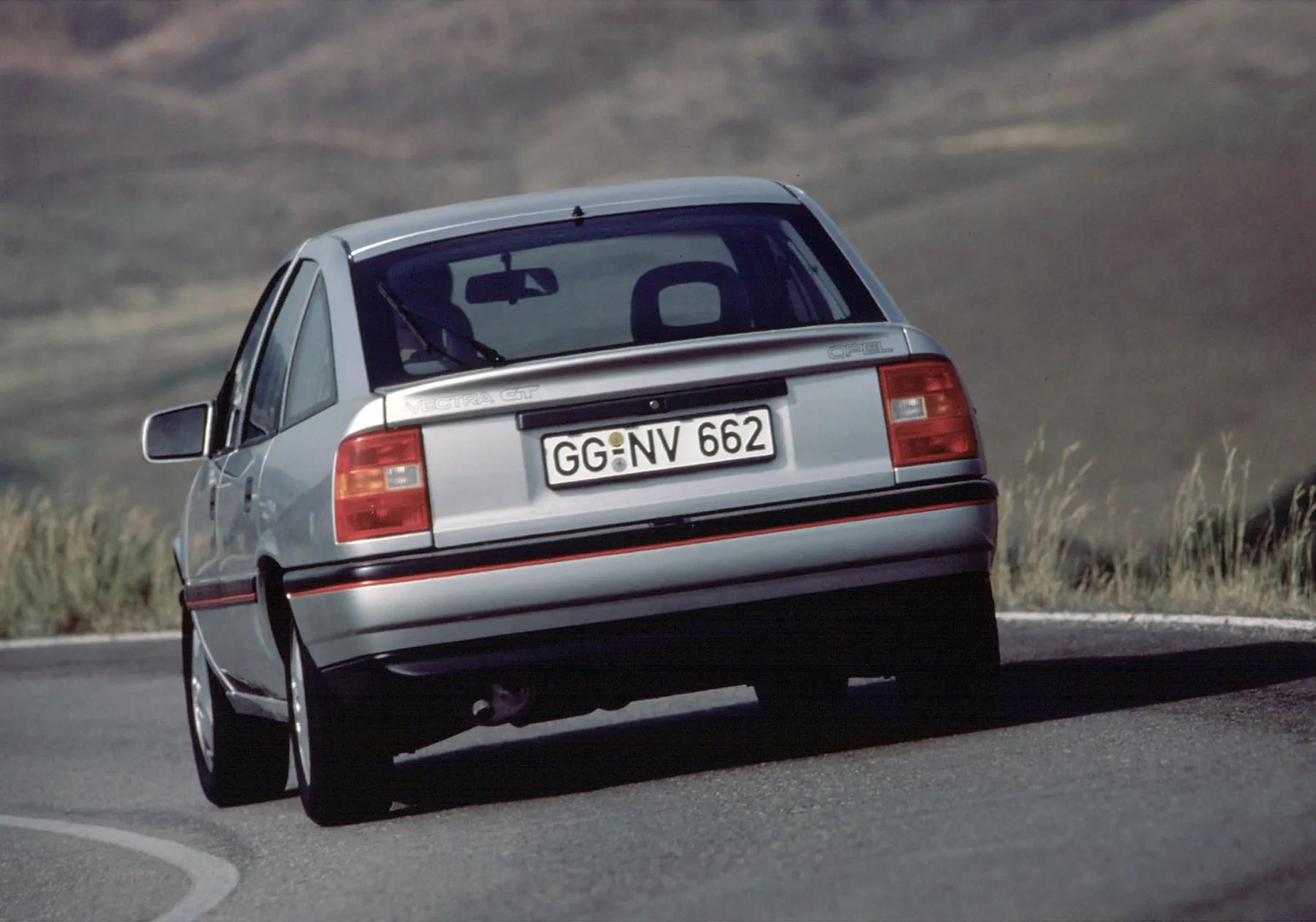 Opel_Vectra_1_generation__Liftback__7.jpg