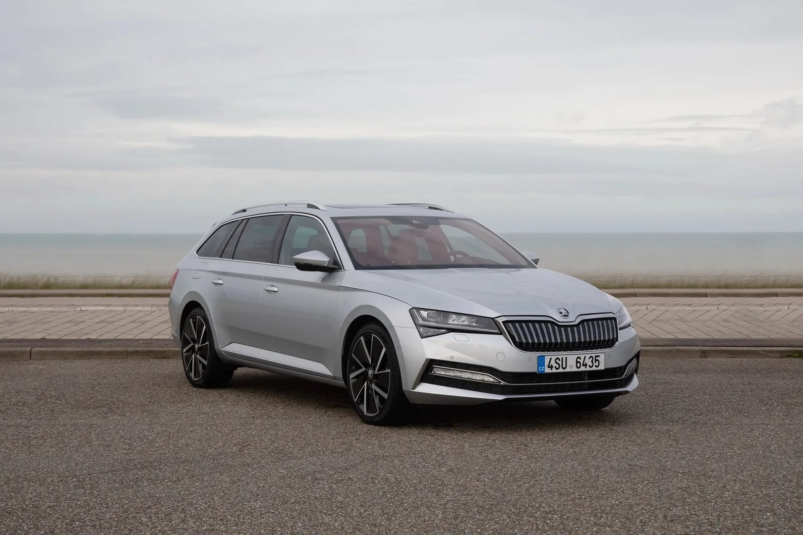 Skoda_Superb_3_generation_restyling__Estate_5-door__6.jpg