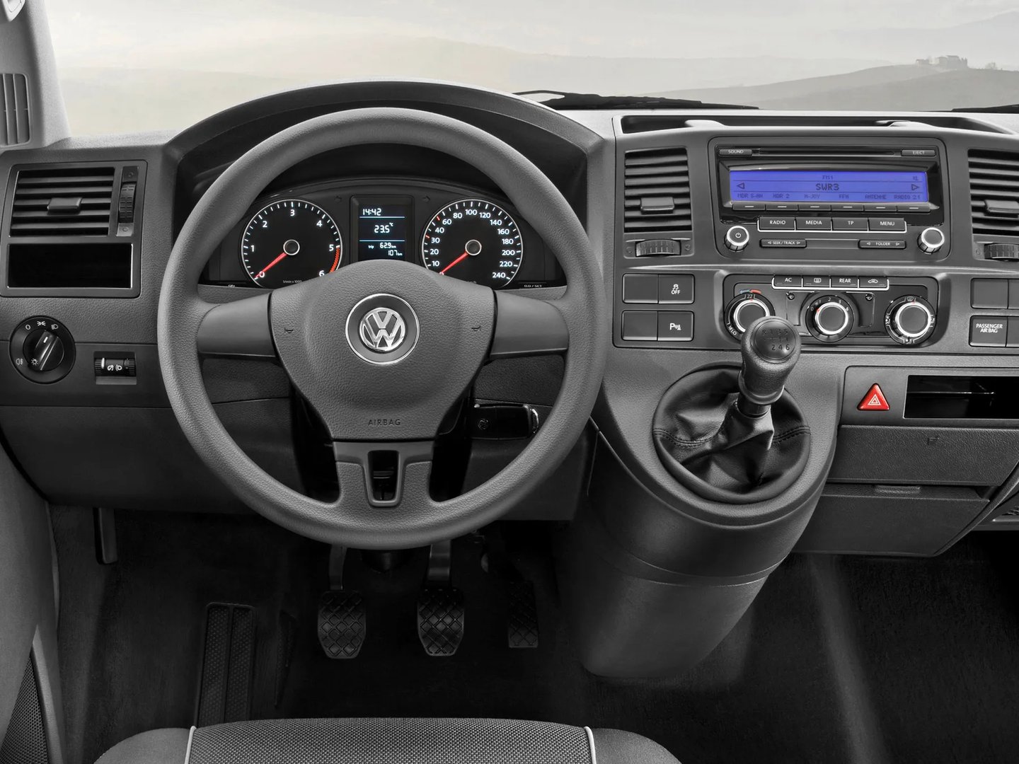 Volkswagen_Transporter_5_generation_restyling__Van__12.jpg