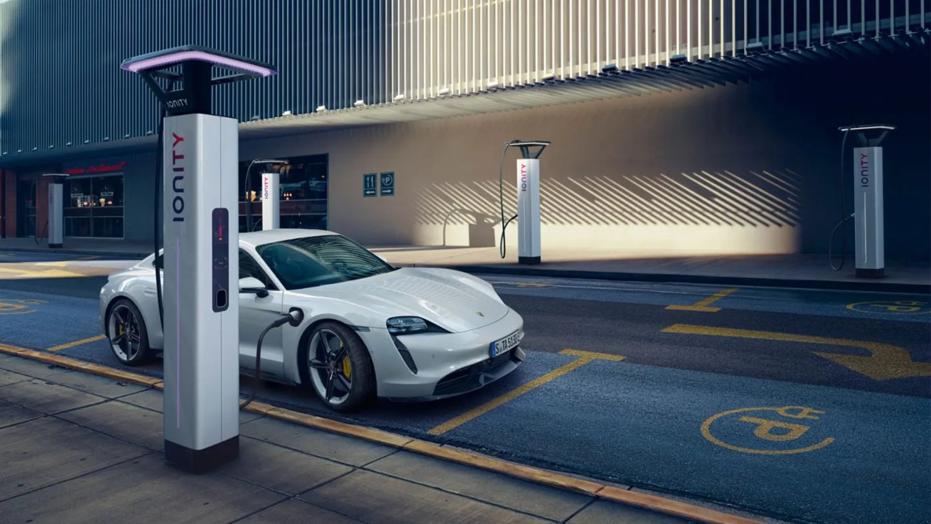 Porsche_Taycan_1_generation__Sedan__7.jpg
