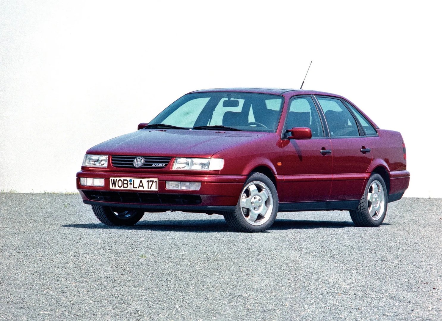 Volkswagen_Passat_4_generation__Sedan__3.jpg