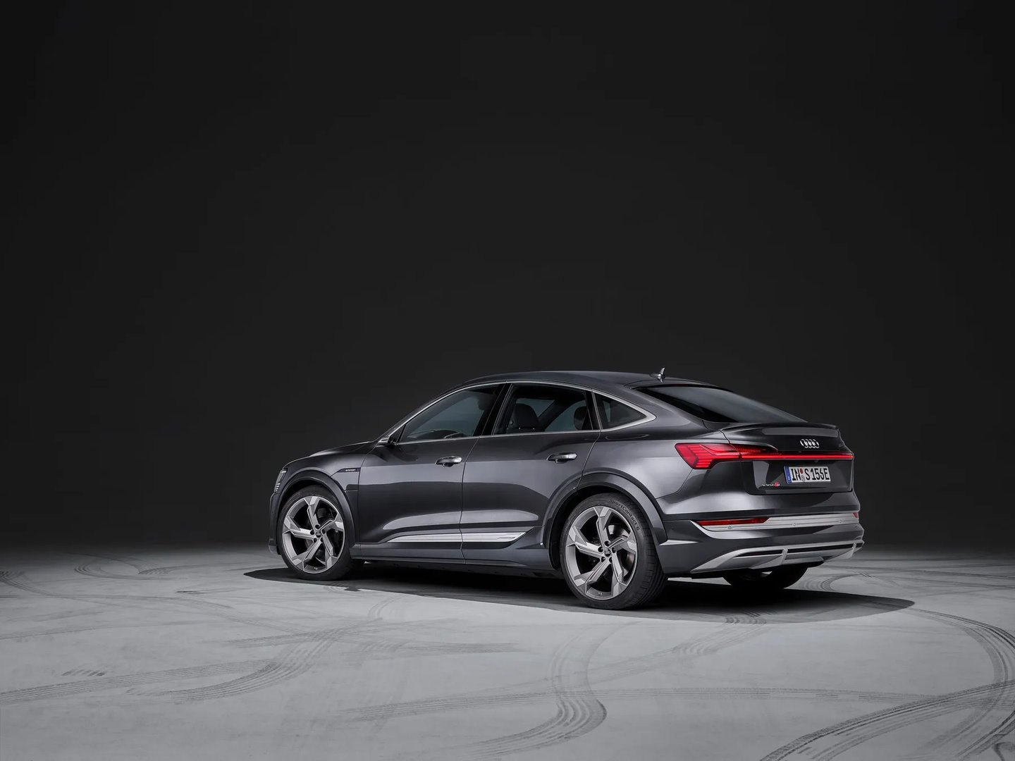 Audi_SQ8_Sportback_e-tron_1_generation__SUV_Coupe__3.jpg