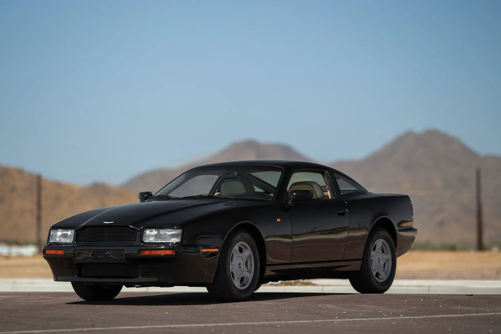 Aston Martin_Virage_1_generation__Coupe__11.jpg