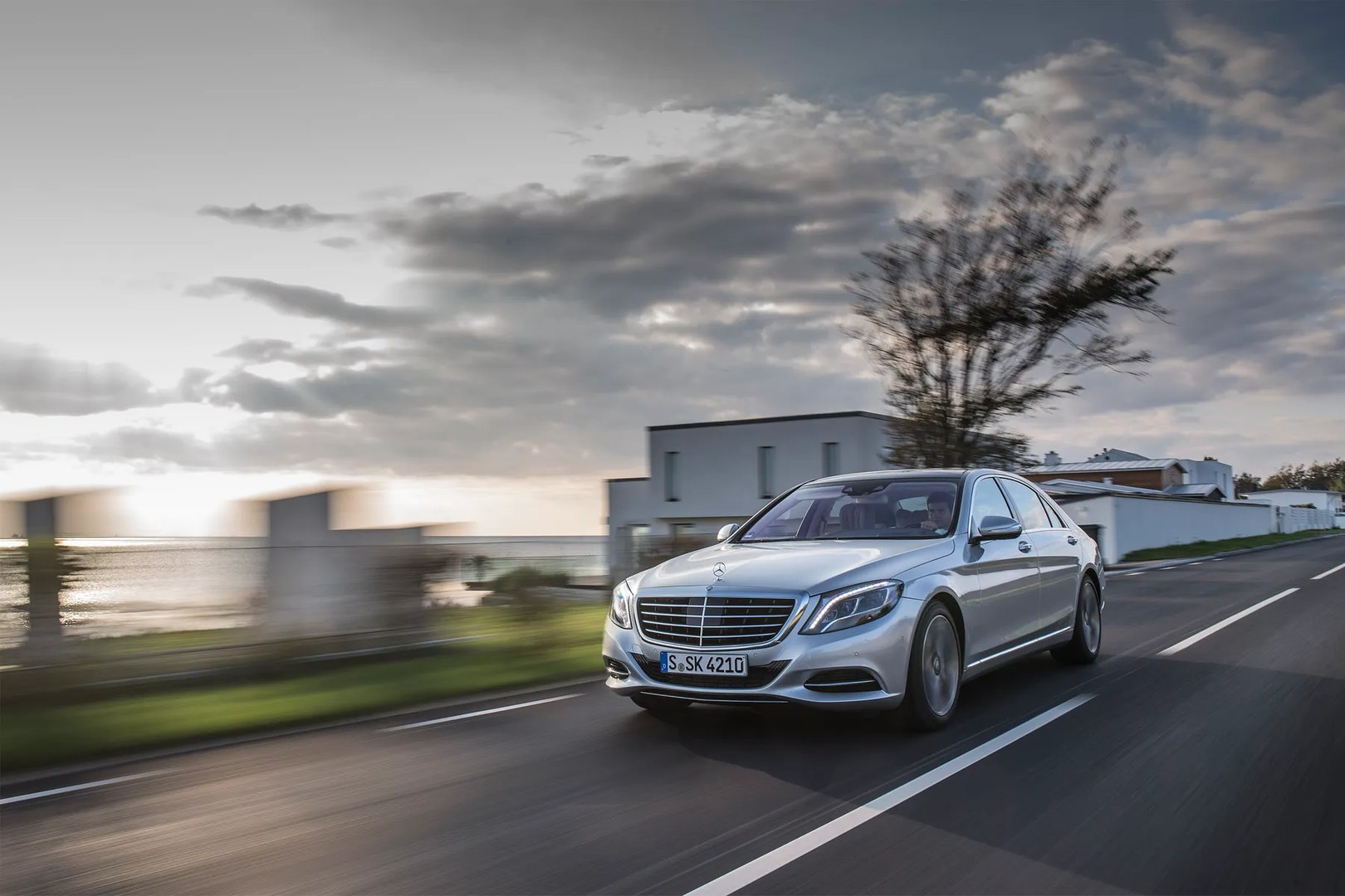 Mercedes_S-Class_6_generation__Sedan__10.jpg