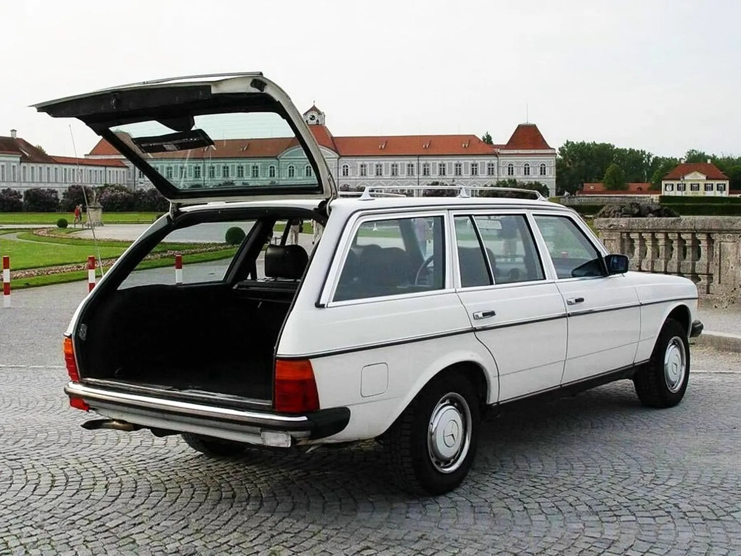 Mercedes_W123_1_generation__Estate_5-door__12.jpg