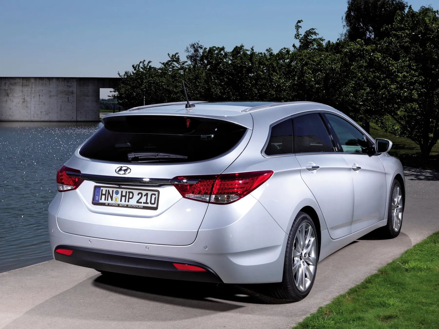 Hyundai_i40_1_generation__Estate_5-door__10.jpg