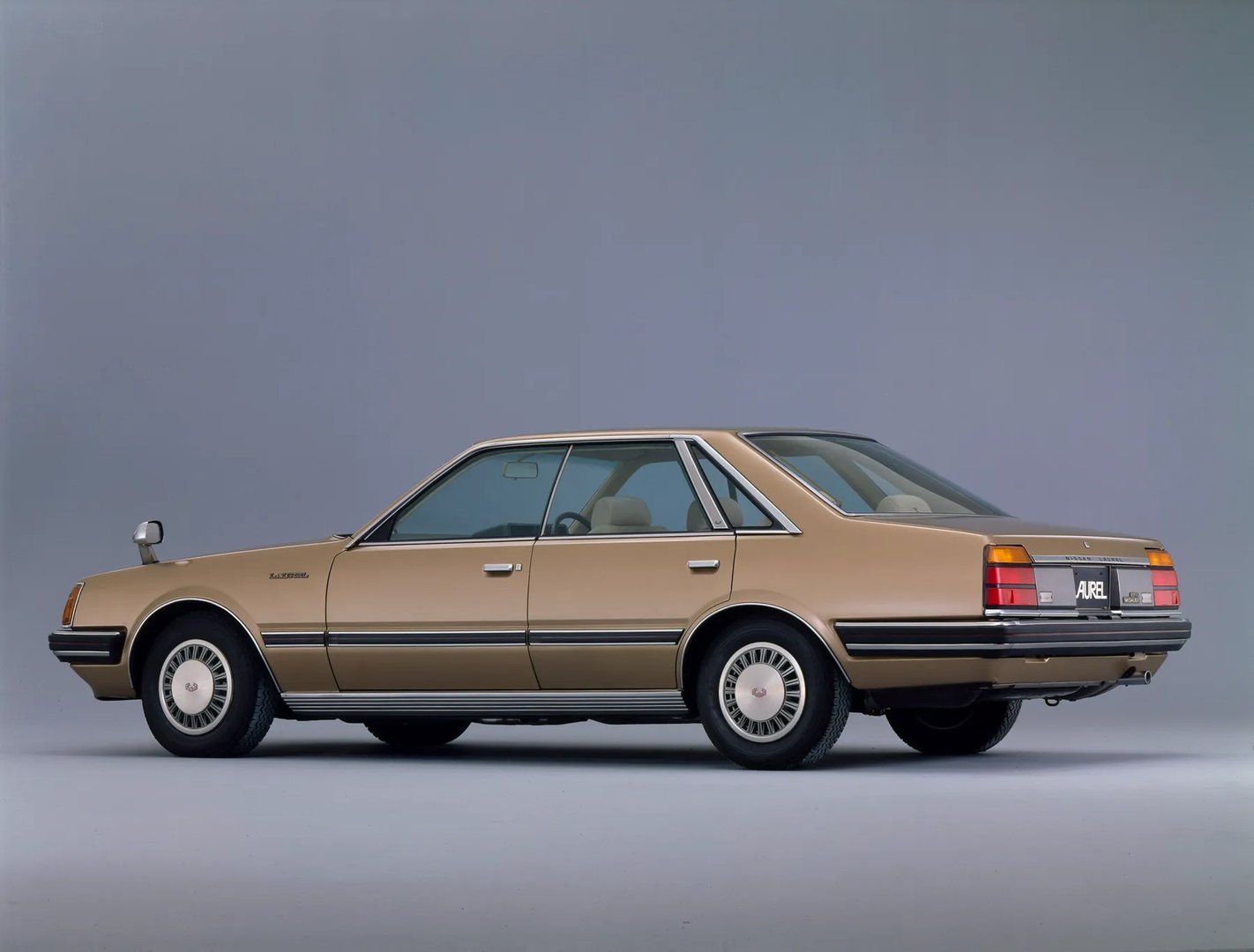 Nissan_Laurel_4_generation__Sedan__7.jpg