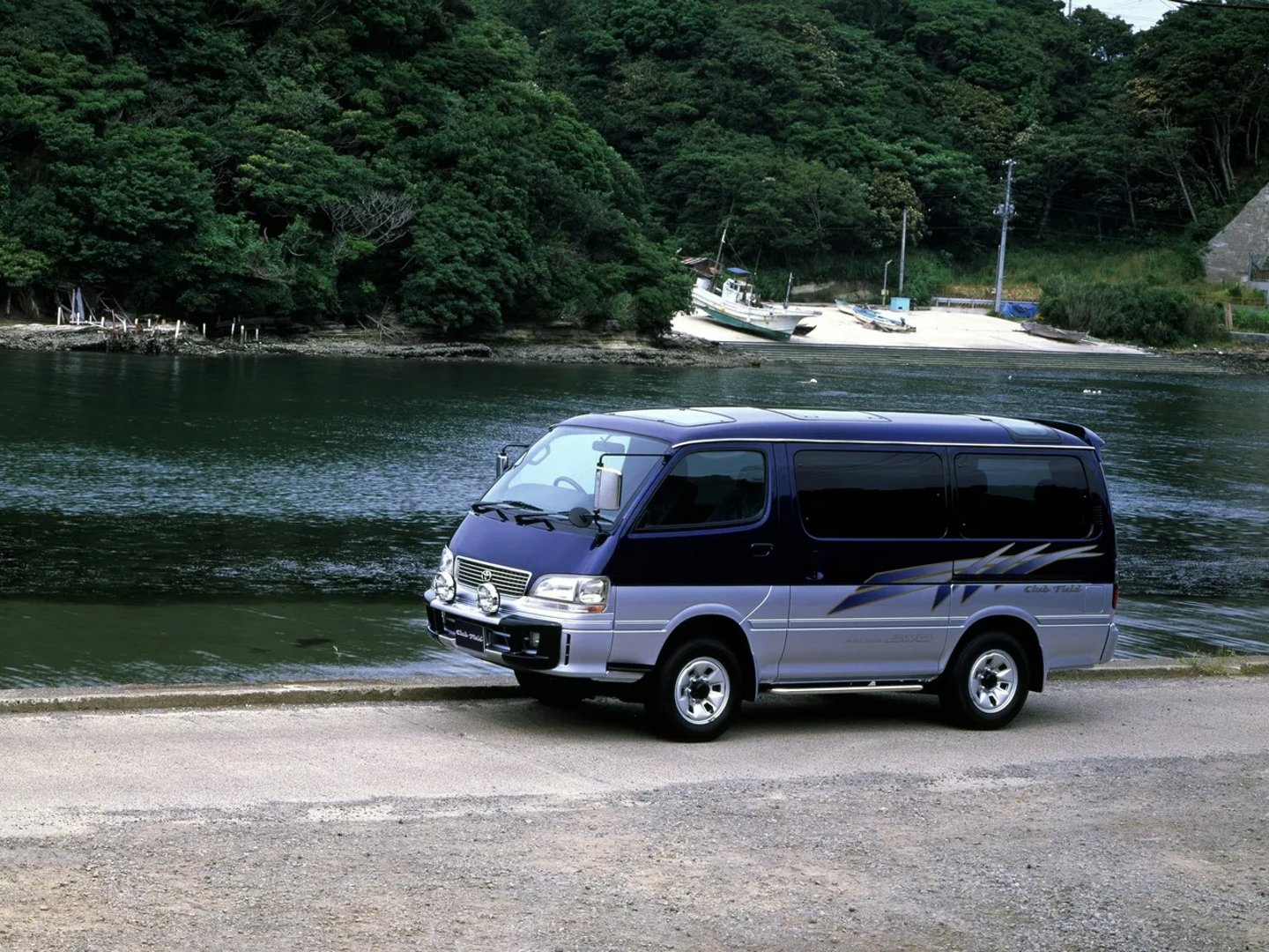 Toyota_HiAce_2_generation__Minivan__3.jpg