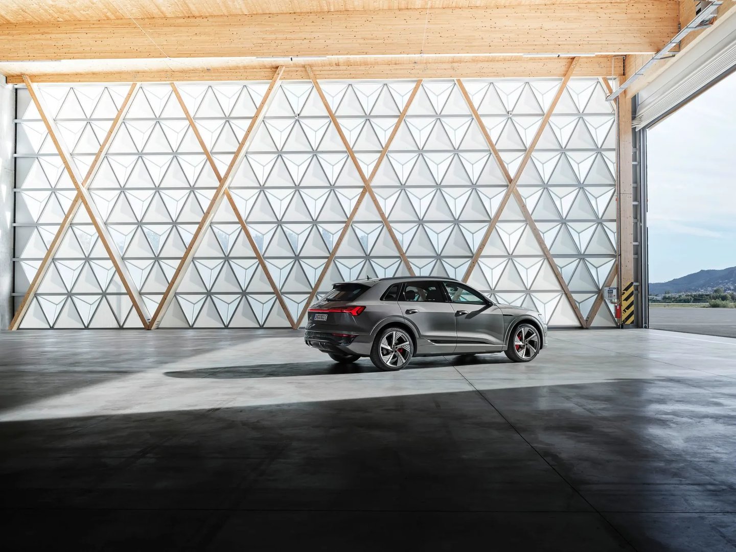 Audi_Q8_e-tron_1_generation_restyling__SUV_5-doors__2.jpg