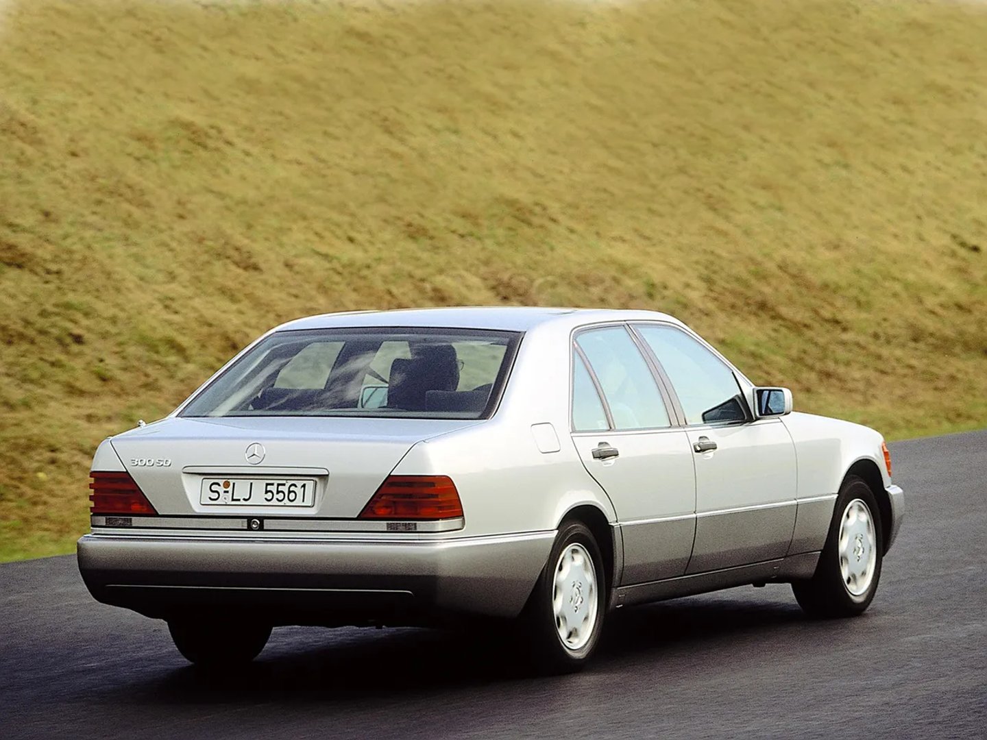 Mercedes_S-Class_3_generation__Sedan__3.jpg