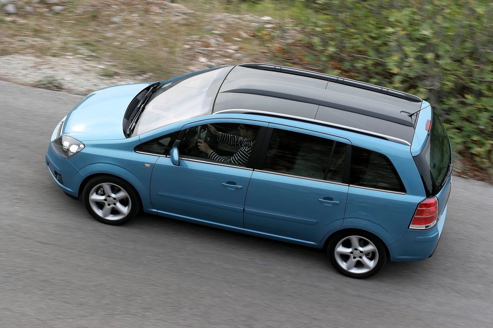 Opel_Zafira_2_generation__Compact_Van__4.jpg