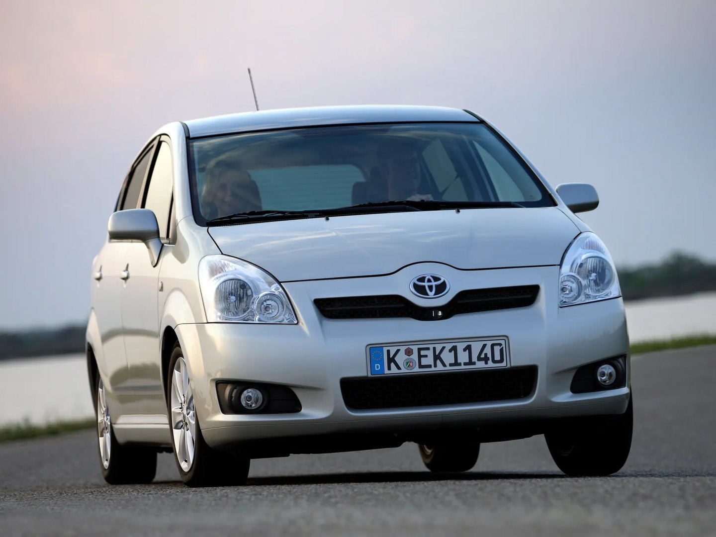Toyota_Corolla_Verso_1_generation_restyling_2__Compact_Van__9.jpg