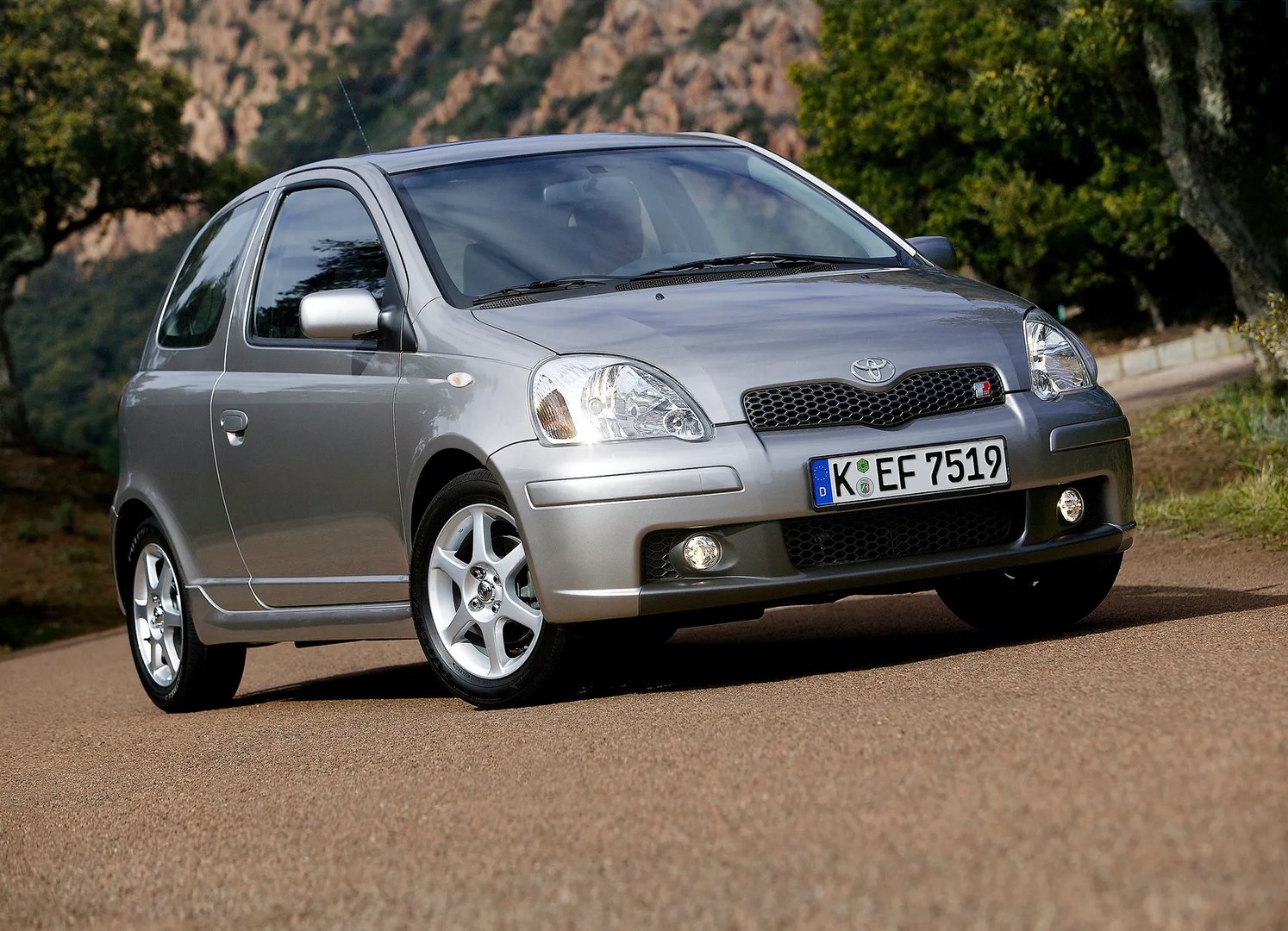 Toyota_Yaris_1_generation_restyling__Mini_3-doors__9.jpg