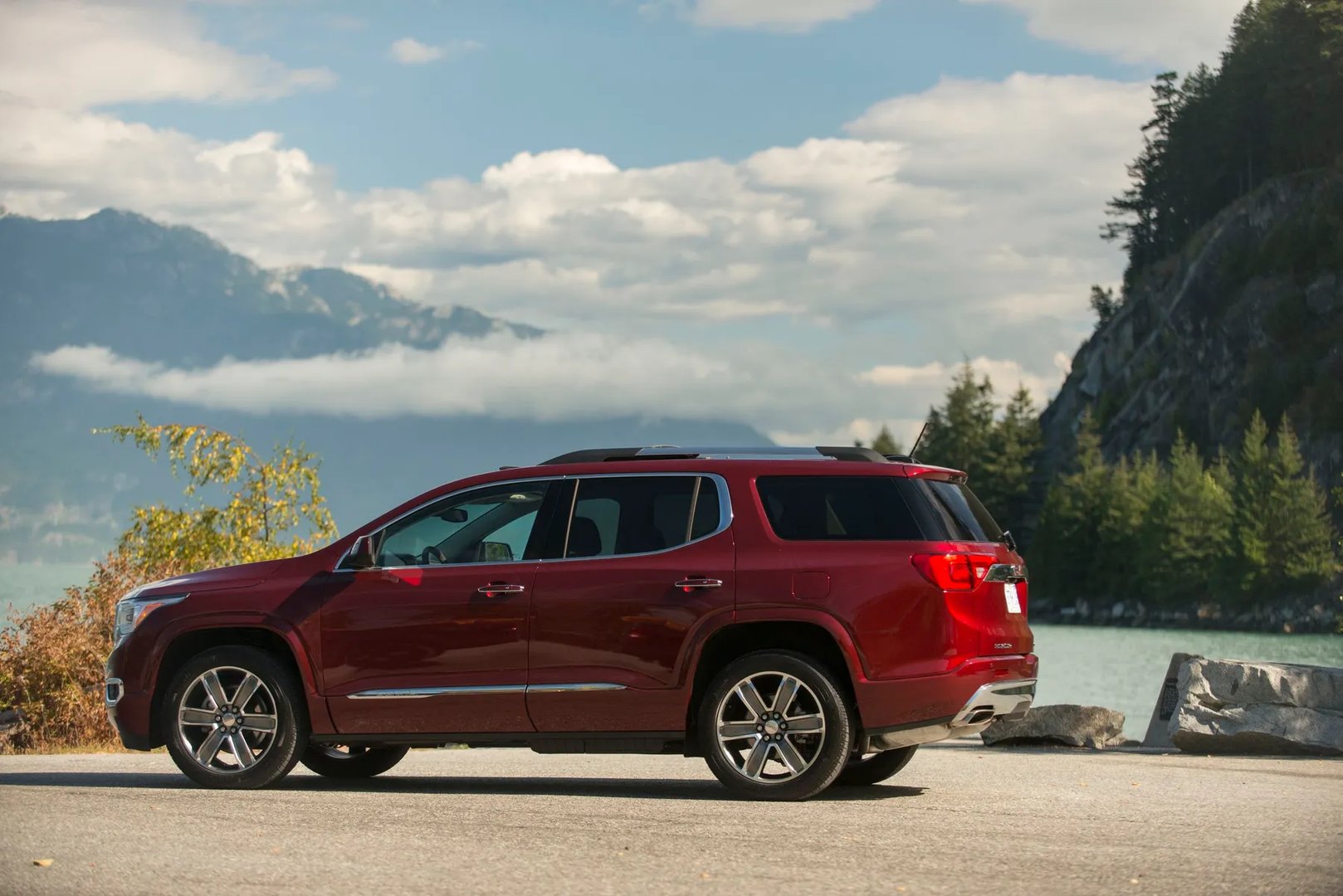 GMC_Acadia_2_generation__SUV_5-doors__9.jpg