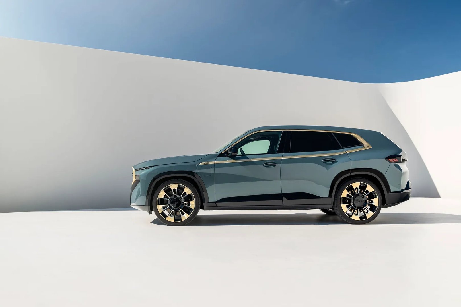 BMW_XM_1_generation__SUV_5-doors__12.jpg