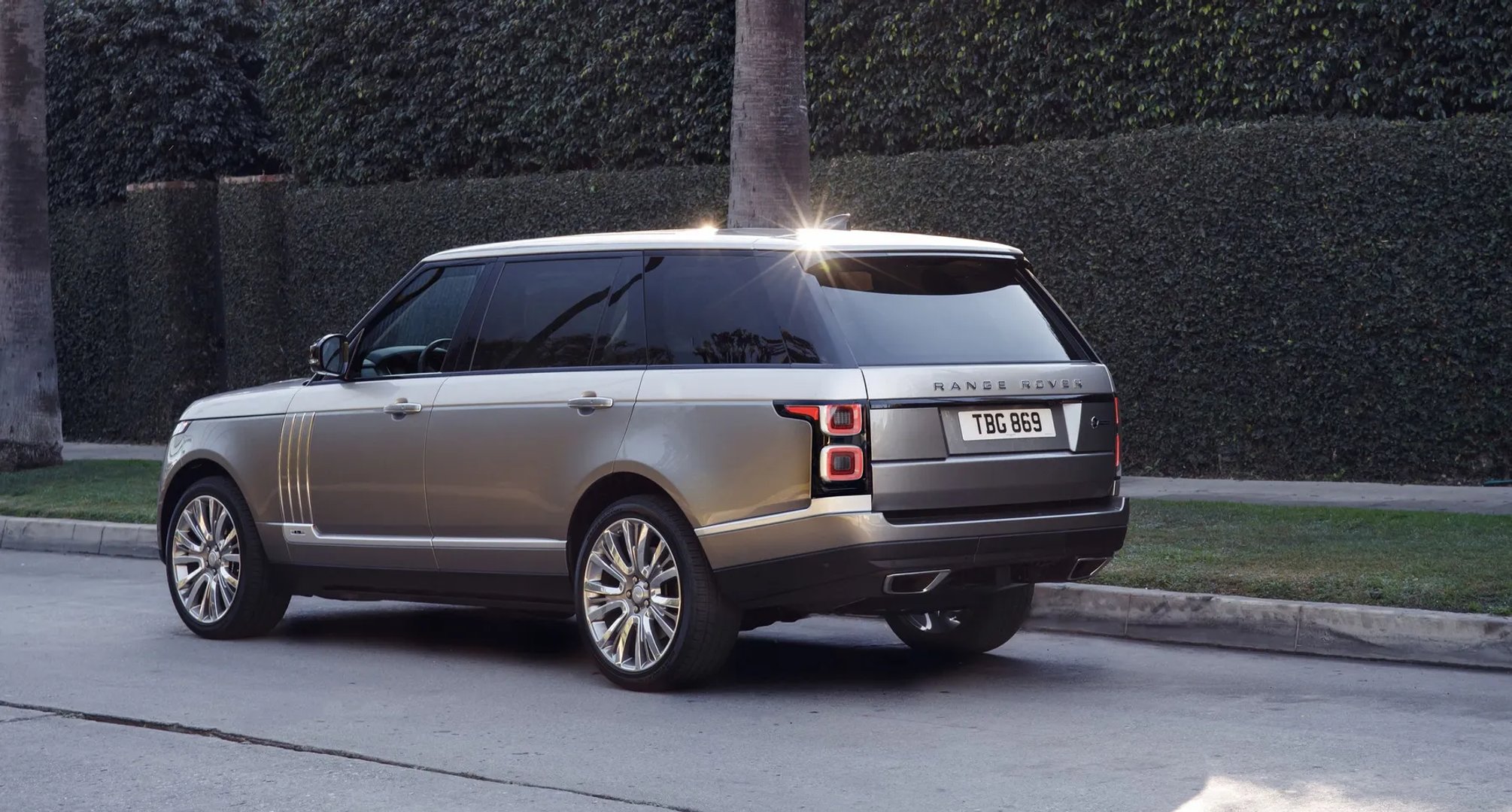 Land Rover_Range_Rover_4_generation_restyling__SUV_Long__1.jpg