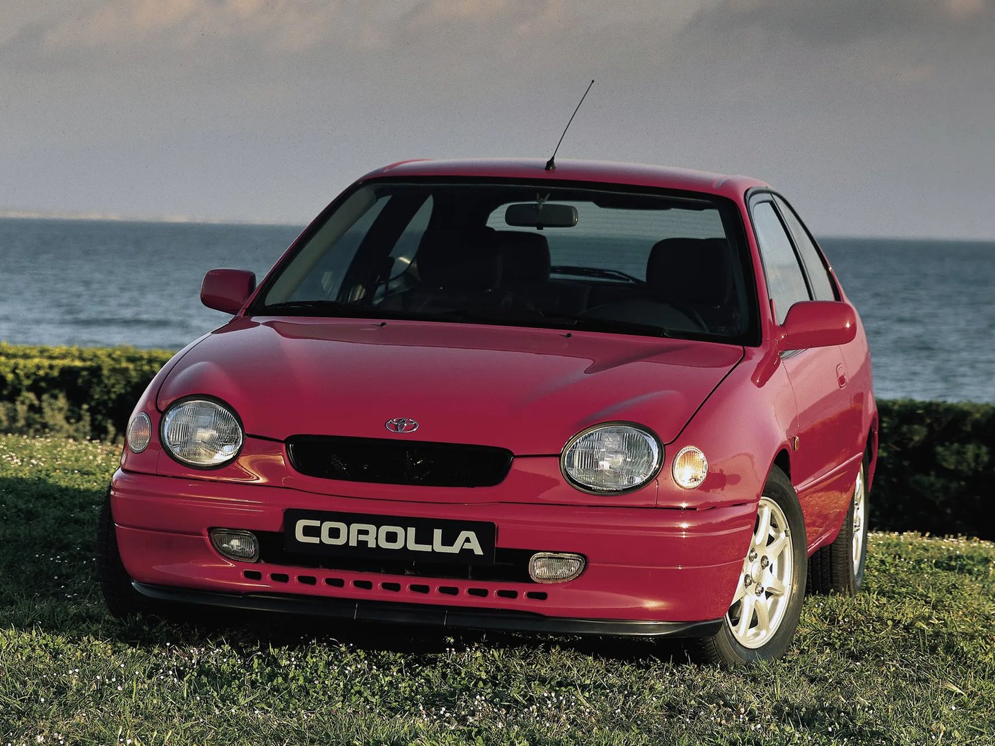 Toyota_Corolla_8_generation__Hatchback_3-door__2.jpg