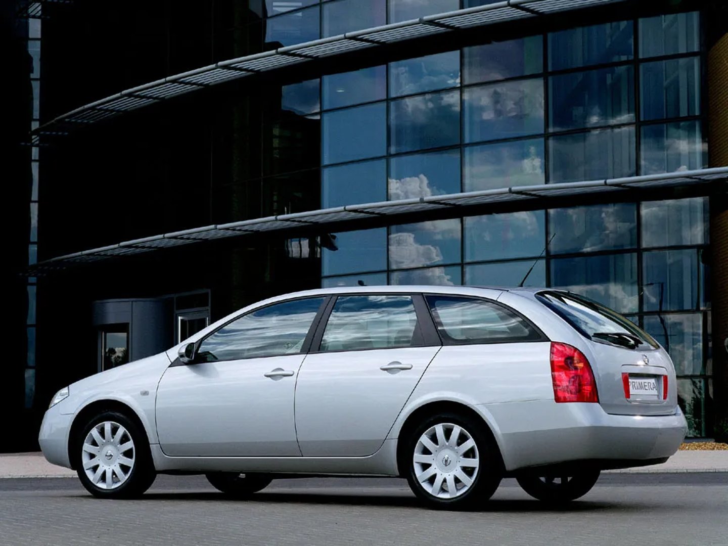 Nissan_Primera_3_generation__Estate_5-door__1.jpg