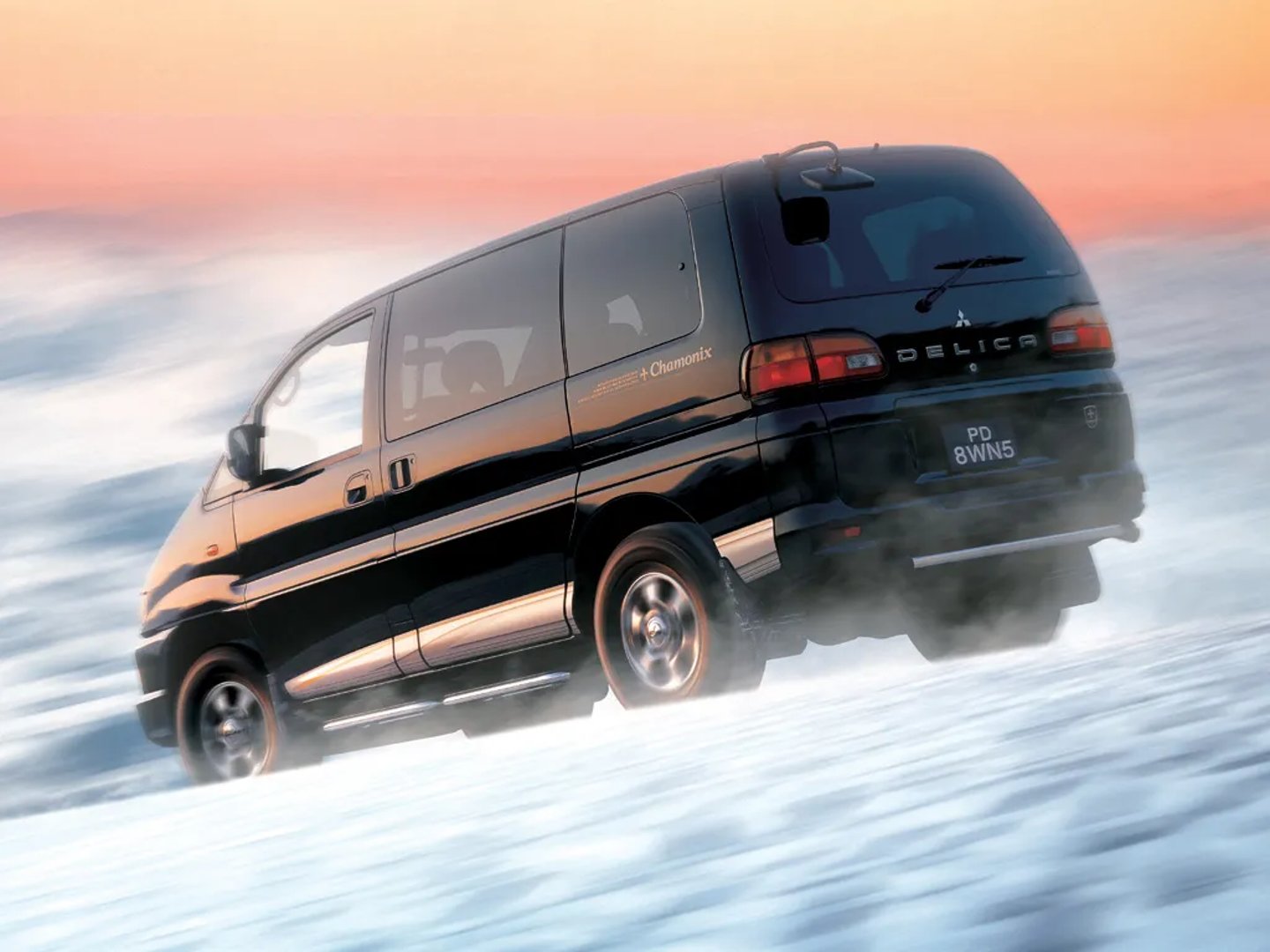 Mitsubishi_Delica_4_generation__Minivan__3.jpg