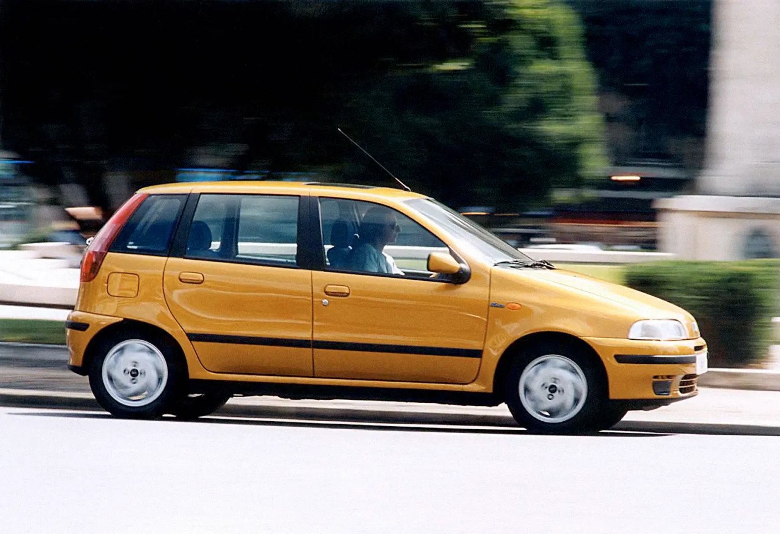 Fiat_Punto_1_generation__Mini_5-doors__1.jpg