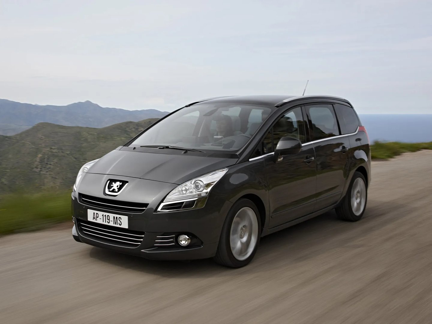 Peugeot_5008_1_generation__Compact_Van__2.jpg