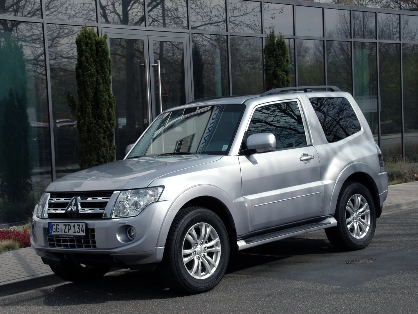 Mitsubishi_Pajero_4_generation_restyling_1__SUV_3-doors__1.jpg