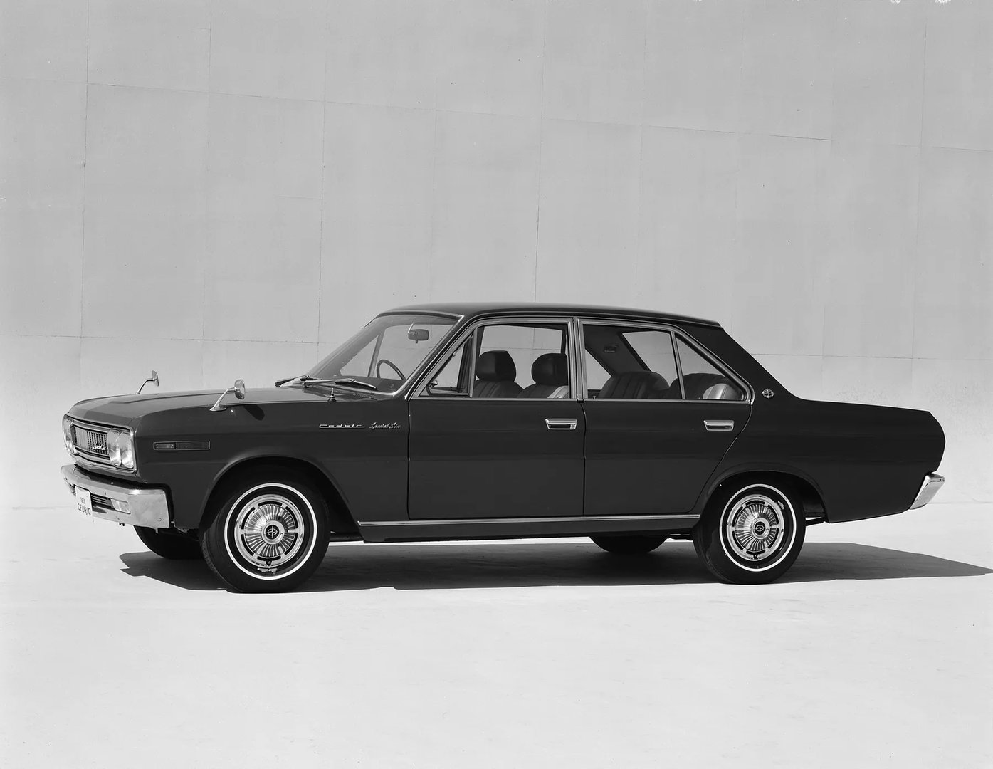 Nissan_Cedric_2_generation__Sedan__4.jpg
