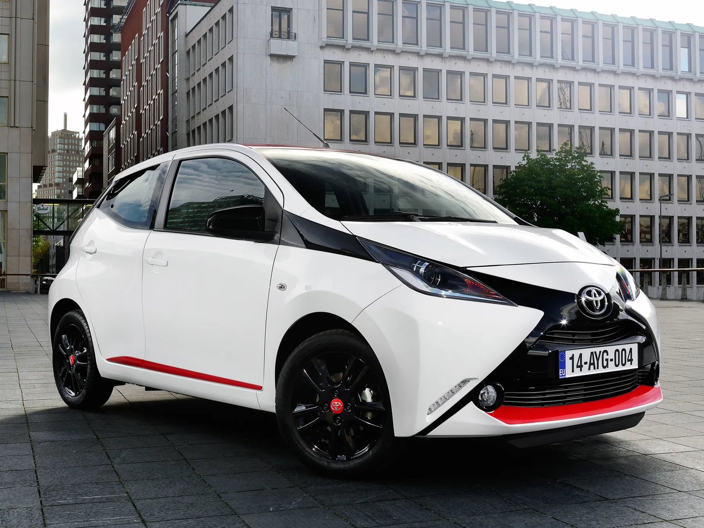 Toyota_Aygo_2_generation__Mini_5-doors__1.jpg
