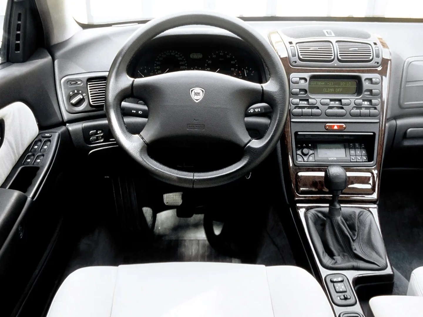 Lancia_Kappa_1_generation__Sedan__13.jpg
